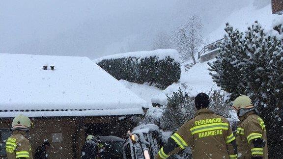 Pkw stürzt in Bramberg in Hauseinfahrt