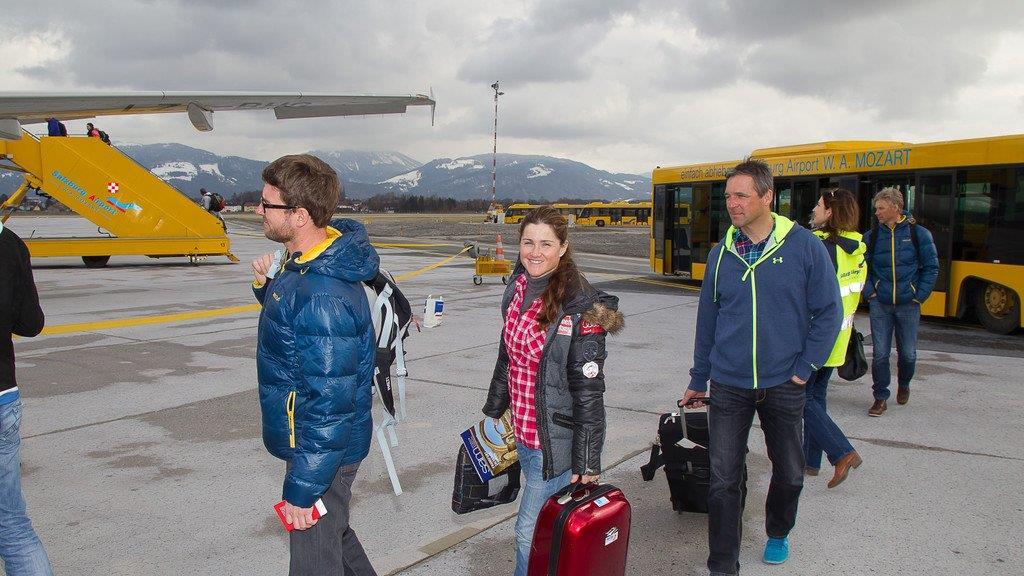 Ski-Damen heben von Salzburg ab