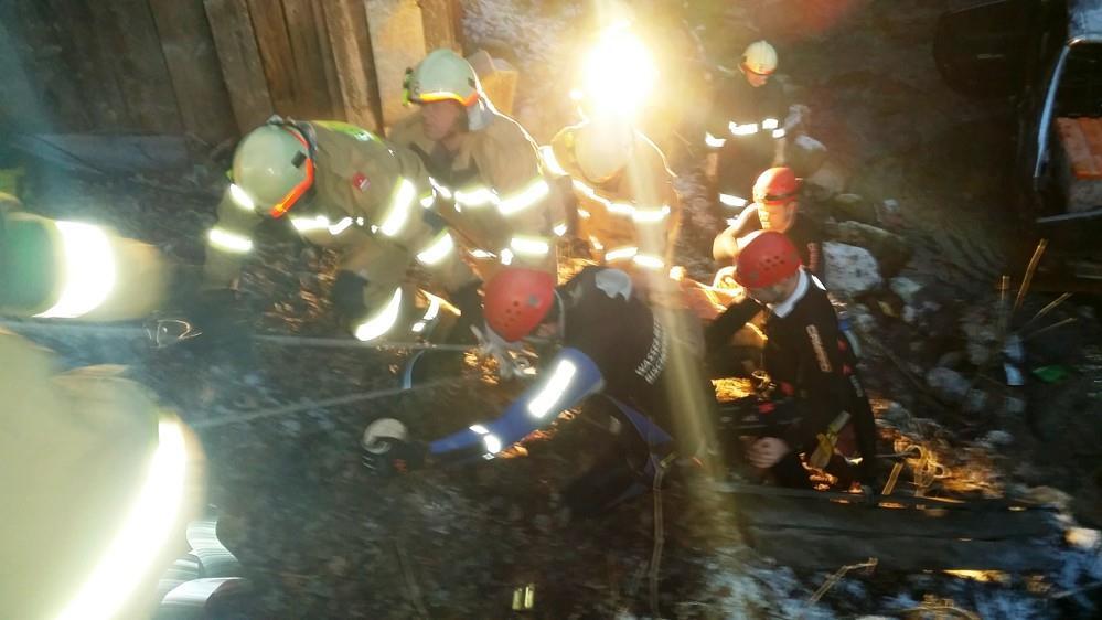 Unfall auf L219: Pkw in Bachbett