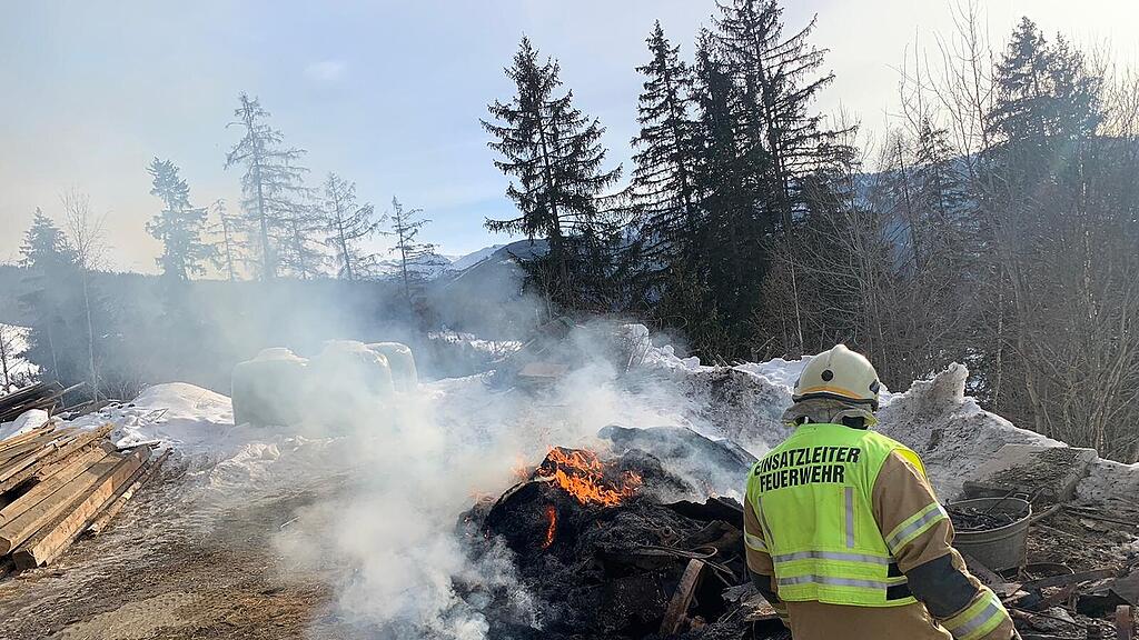 Tamsweg: Strohhaufen in Brand