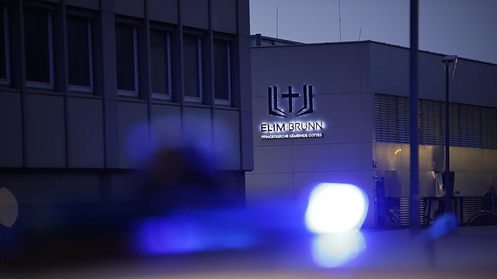 Lkw-Lenker fährt offenbar mit Absicht gegen Kirche