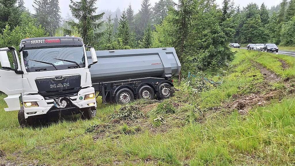 Lkw landet in Thalgau in Straßengraben