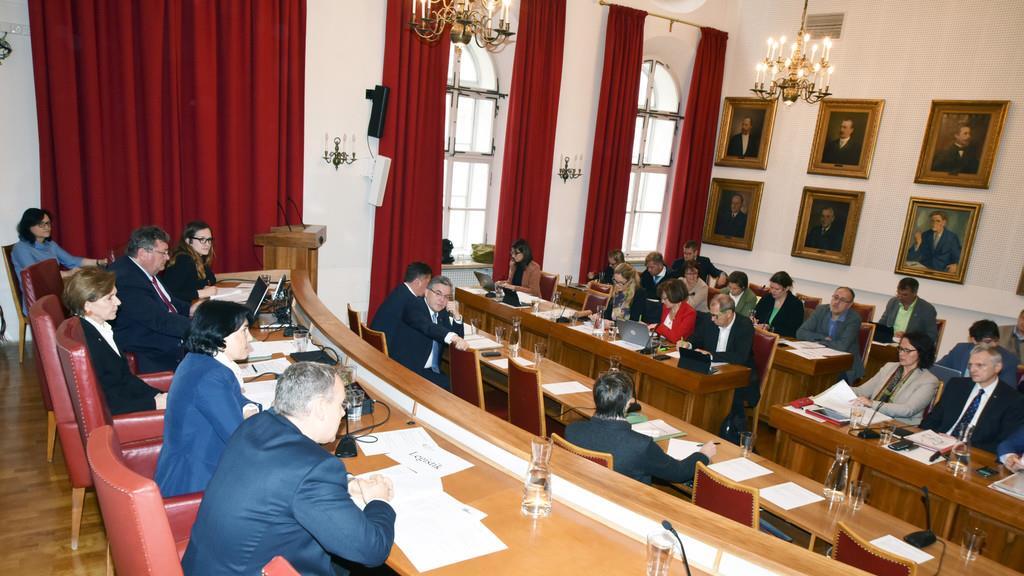 Erste Sitzung im Gemeinderatssaal