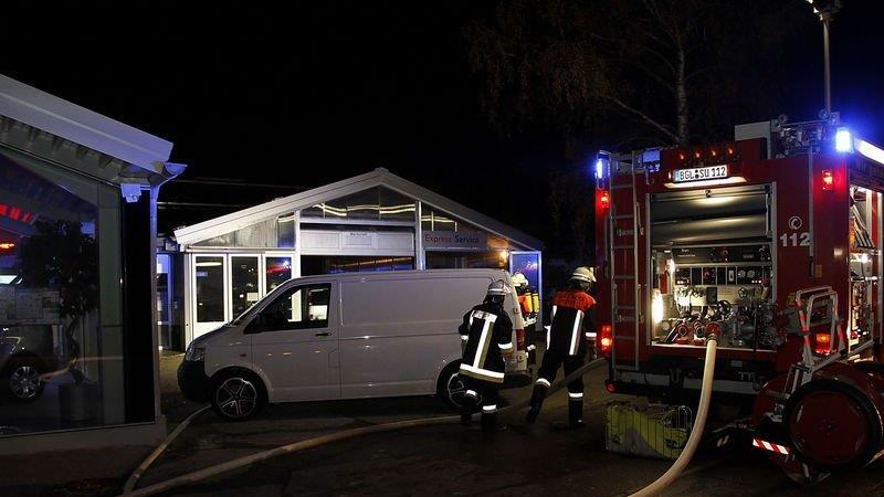 Feuerwehreinsatz in Autohaus, I