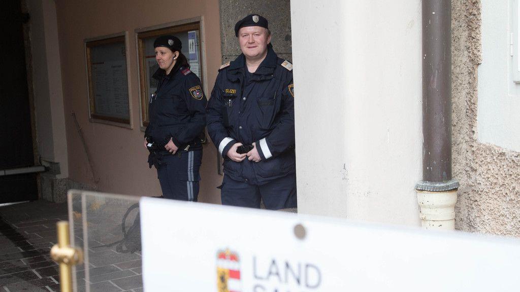 Polizisten bewachen Landtag