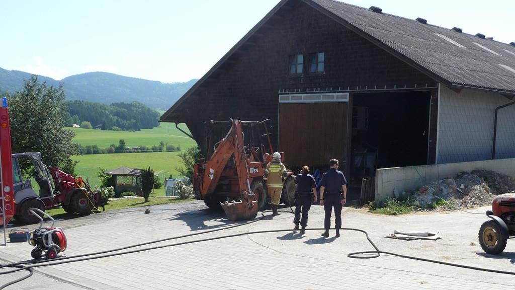 Arbeitsgefährt brennt in Henndorf ab