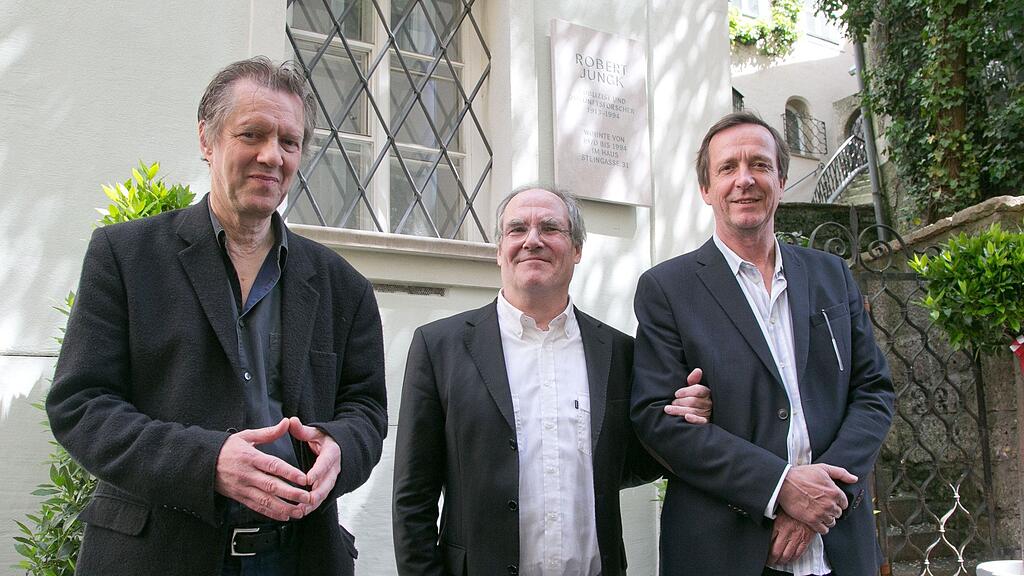 Sohn Peter Stephan Jungk, Walter Spielmann von der Zukunftsbibliothek und Stadtrat Johann Padutsch beim Haus Steingasse 29.