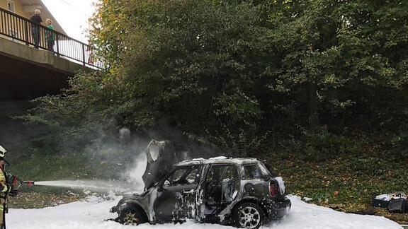 Auto brennt in Alpenstraße