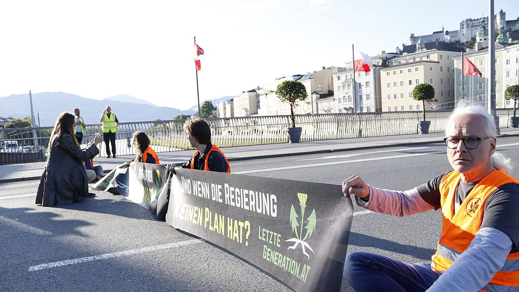 Klebe-Blockade auf Staatsbrücke