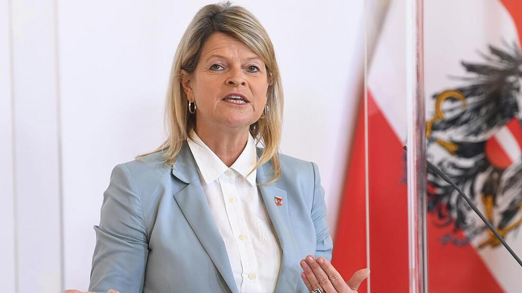 Verteidigungsministerin Tanner (ÖVP) will Überprüfungen vornehmen