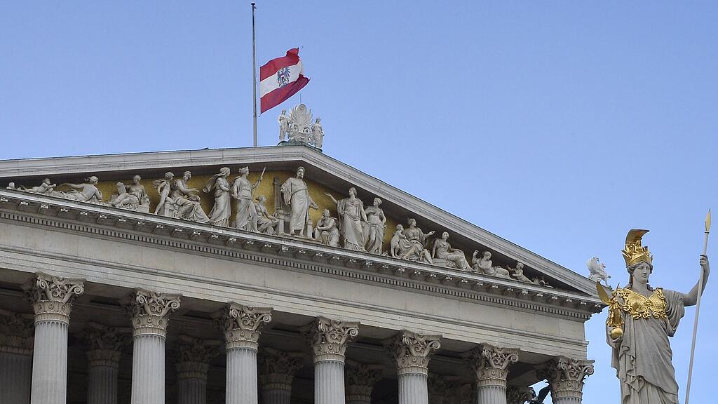 Die österreichische Fahne weht am Freitag anlässlich des Todes von Gesundheits- und Frauenministerin Sabine Oberhauser am Dach des Parlaments auf Halbmast.