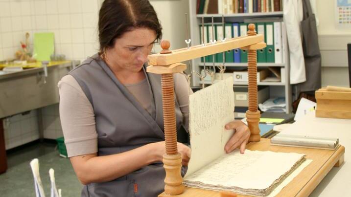 Buchbinderin Sabrina Schaller bei der Arbeit