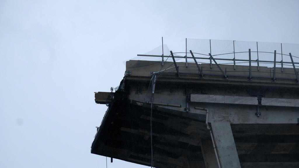 Autobahnbr\u00fccke st\u00fcrzt in Genua ein II