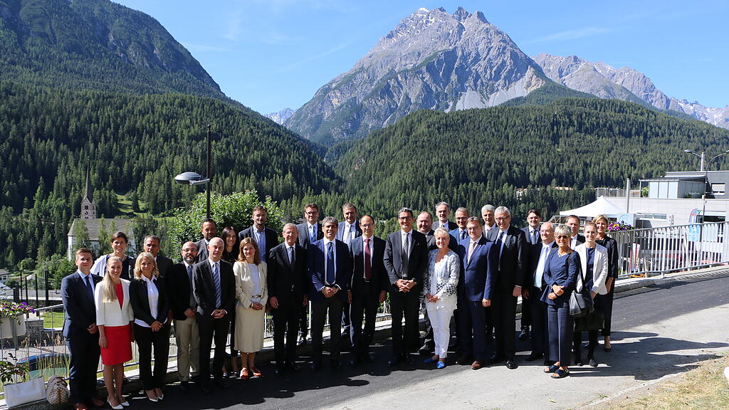 Landeshaptmann Wilfried Haslauer im Kreise seiner Regierungskollegen aus den Arge-Alp Ländern in Graubünden.