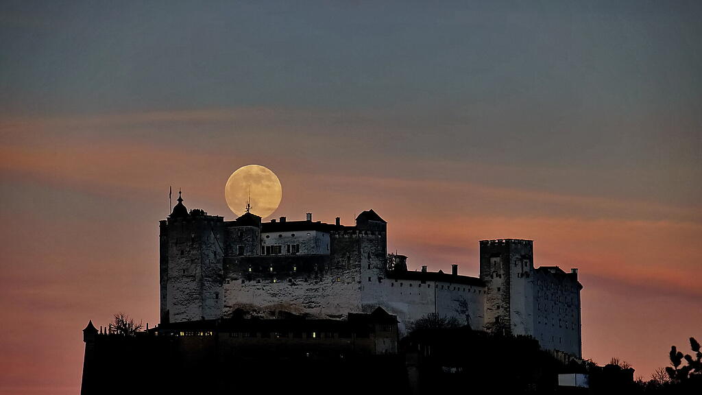 Erster Vollmond 2023 über Salzburg