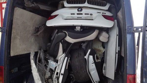 Die Einzelteile eines gestohlenen BMW X6 in einem Minivan.