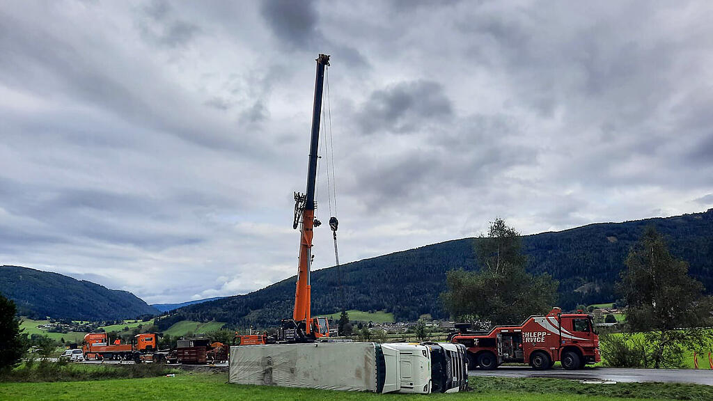 Tonnenschwerer Lkw kippt auf B96 in St. Margarethen im Lungau um