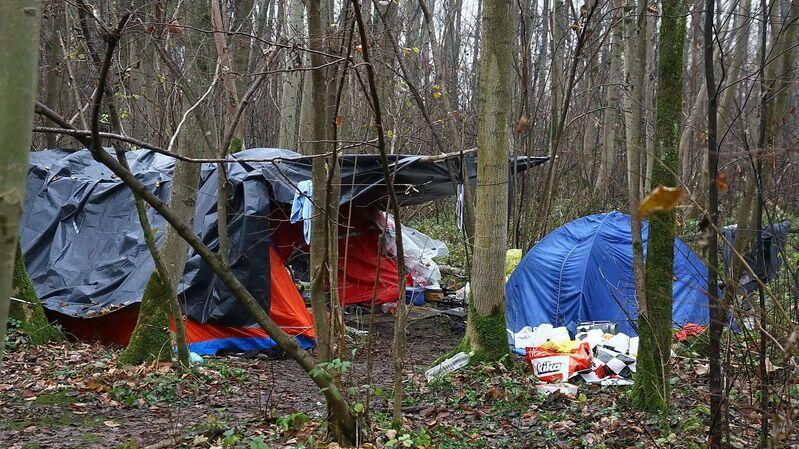Im Bereich der Hellbrunner-Brücke in der Stadt Salzburg ist kürzlich ein illegales Zeltlager aufgeflogen.