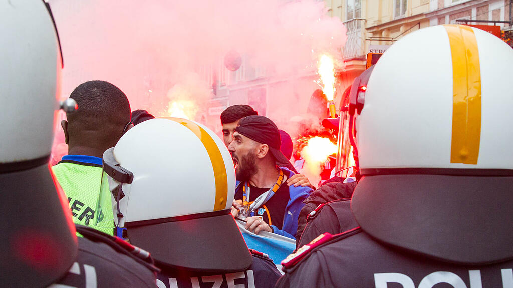 Immer wieder sind Salzburgs Polizisten mit riesigen Gruppen von Fußballfans und Fanmärschen konfrontiert.