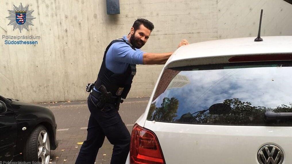 Dieser Polizist hat mit seinem Einsatz ein Baby in den Schlaf geschaukelt.
