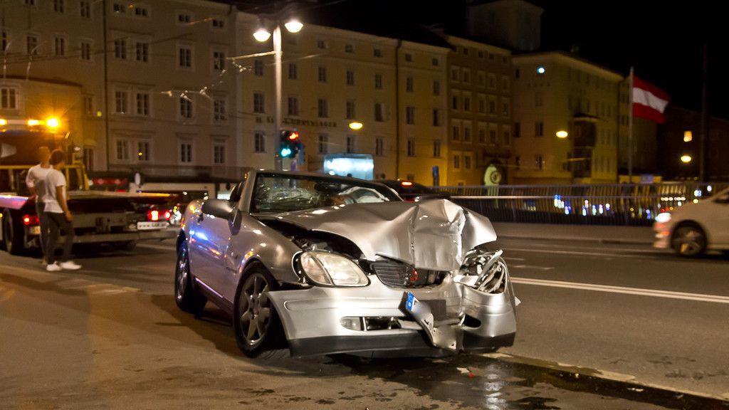 Mercedes knallt auf Staatsbrücke gegen Lichtmast