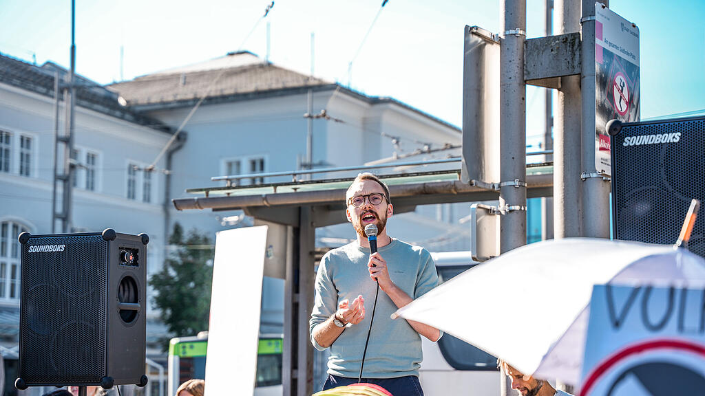 Demo "Zusammenhalten statt spalten" in der Stadt Salzburg