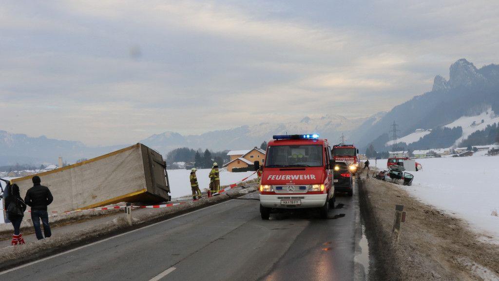 Schwerer Unfall auf der B159 fordert ein Todesopfer