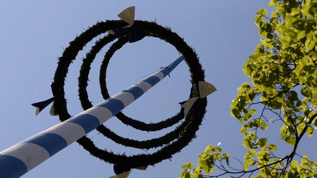 Unbekannte beschädigten den Maibaum in St. Johann.