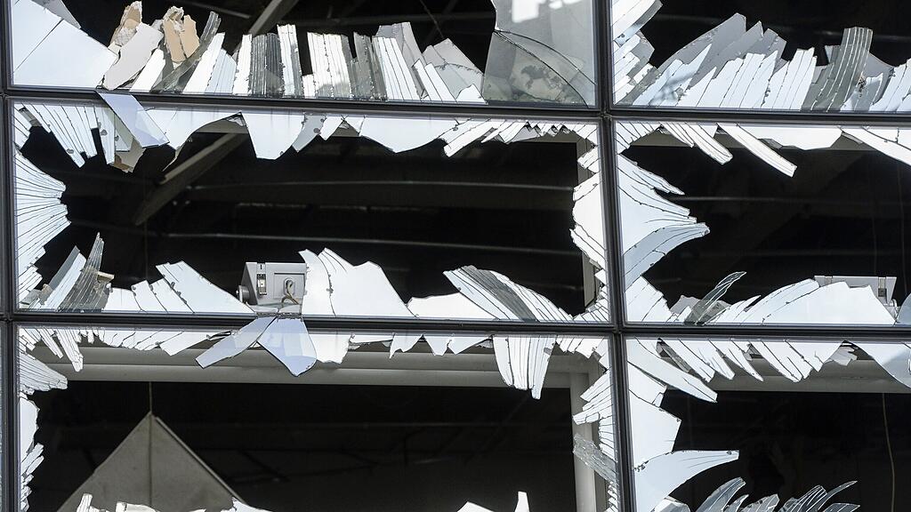 Die Bombe im Flughafen ließ die Fenster bersten.