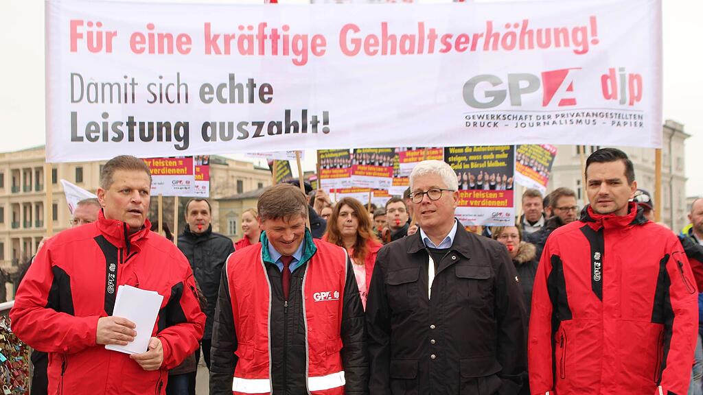 Rund 250 Bankangestellte nahmen am Protestmarsch in Salzburg Teil.