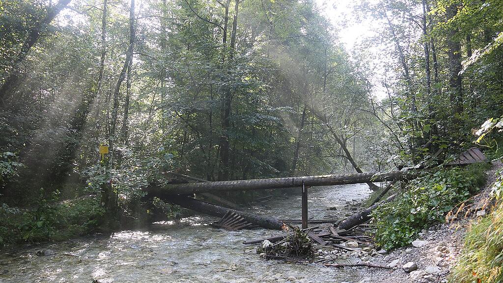 Die Brücke über den Weißbach stürzte ein.