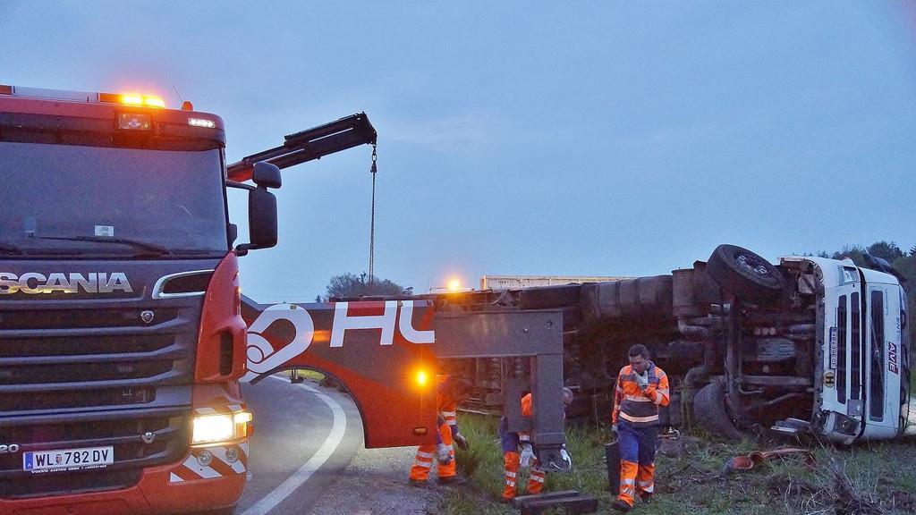 Lkw kippt auf A1 um