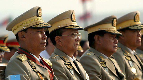Shwe Mann (links) und Staatschef Thein Sein (2.v.l.) in besseren Tagen