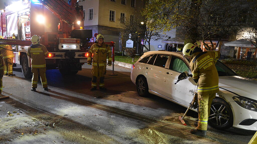 Pkw kippt bei Crash in Halleiner Altstadt um
