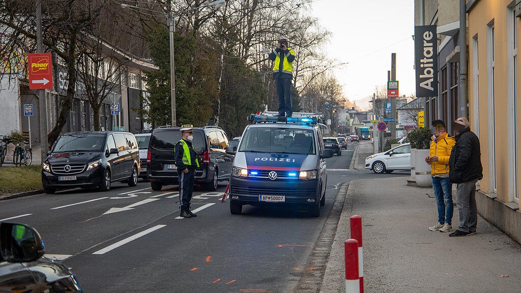Rollstuhlfahrer contra Auto auf Schallmooser Hauptstraße