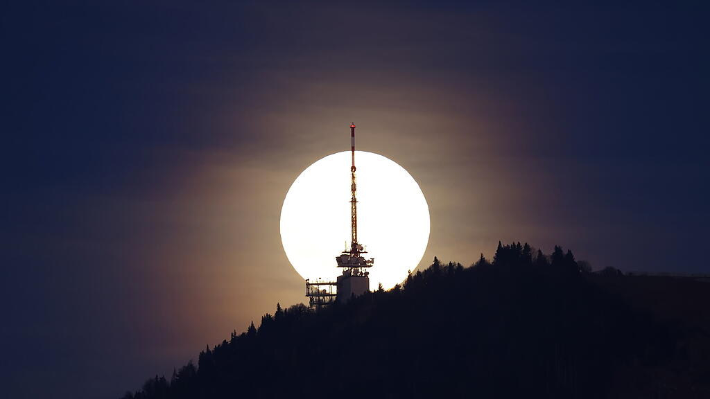Supermond über Salzburg