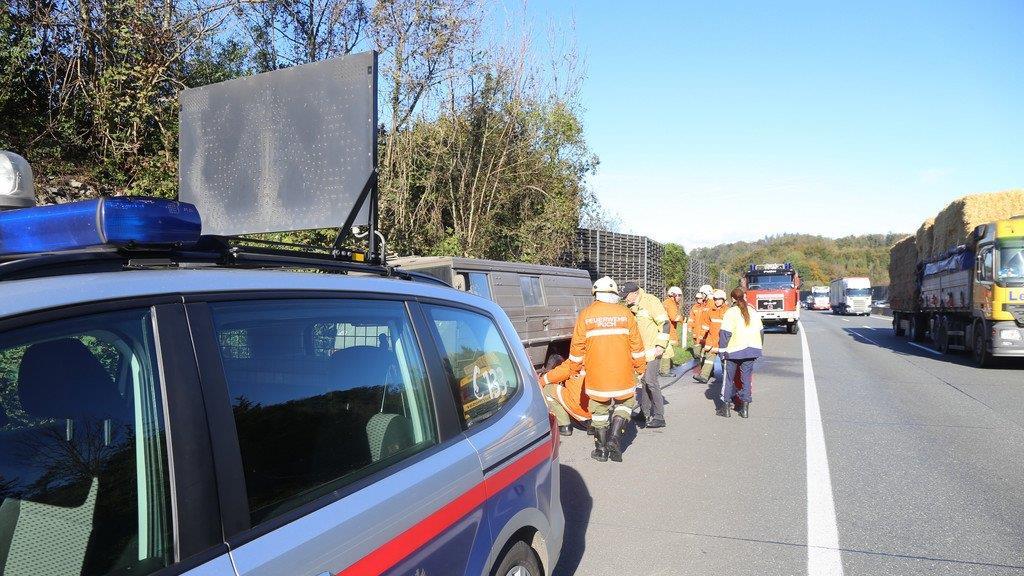 Bundesheer-Fahrzeug fängt auf A10 Feuer