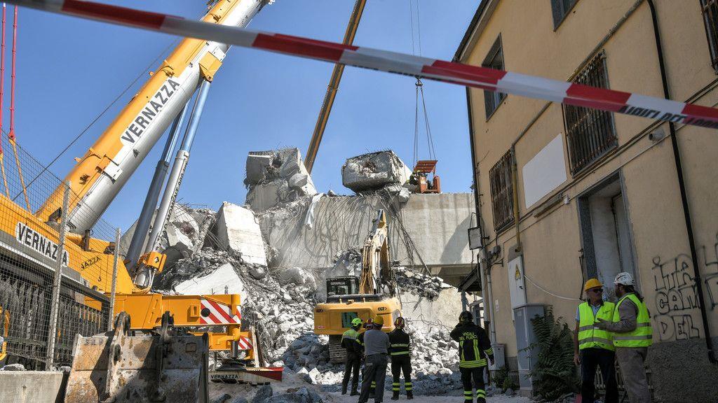 Autobahnbrücke stürzt in Genua ein: Aufräumen