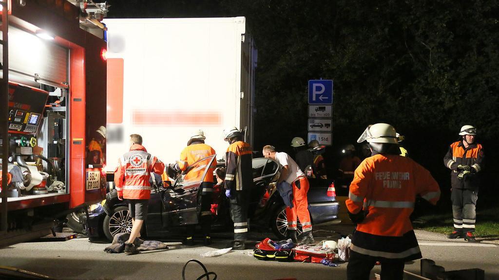 Piding: 20-Jähriger kracht alkoholisiert mit Pkw in Sattelzug