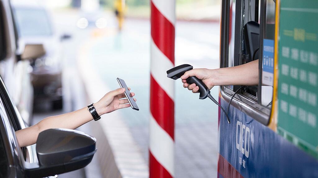 Bezahlen mit dem Handy wird auch in Österreich forciert.