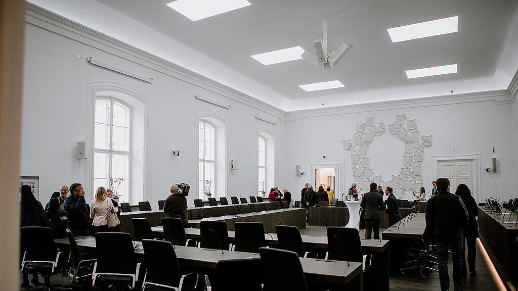 SB, Landtag, Chiemseehof, Landesregierung, Landesparlament, Regierung, Parlament, Sitzungsaal