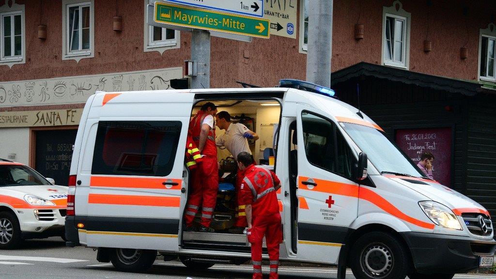 Hallwang: Biker kracht in Auto