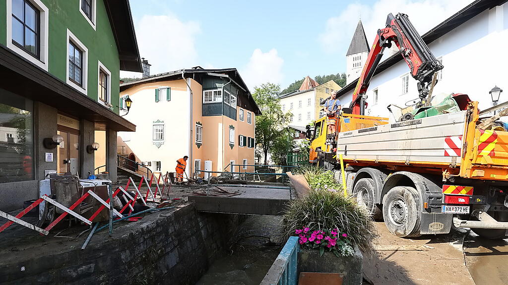 Aufr\u00e4umarbeiten in Hallein