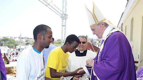 Der Papst feierte eine Messe mit den Flüchtlingen