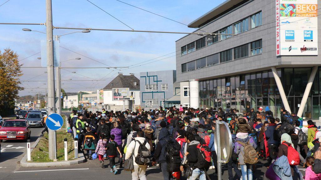 Flüchtlinge marschieren zu Grenze