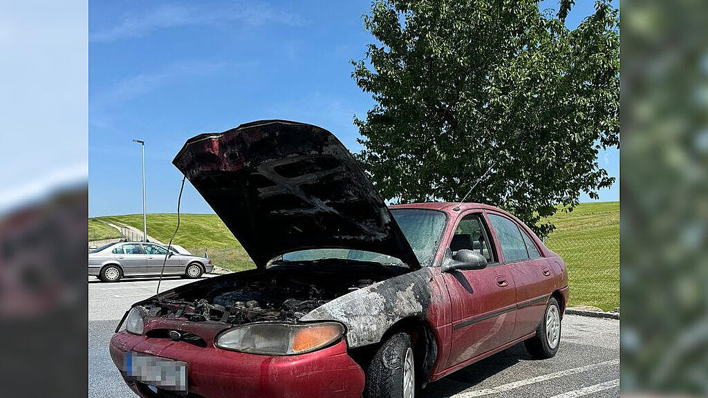 Autobrand auf Parkplatz in Hof