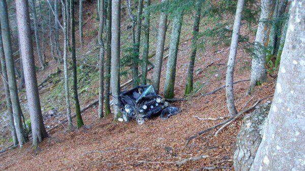 Der Wagen stürzte in ein steiles Waldstück
