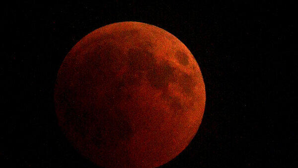 Der Mond kurz vor der totalen Verfinsterung