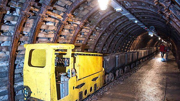 In den Stollen bei Walbrzych steht ein Zug aus dem Zweiten Weltkrieg