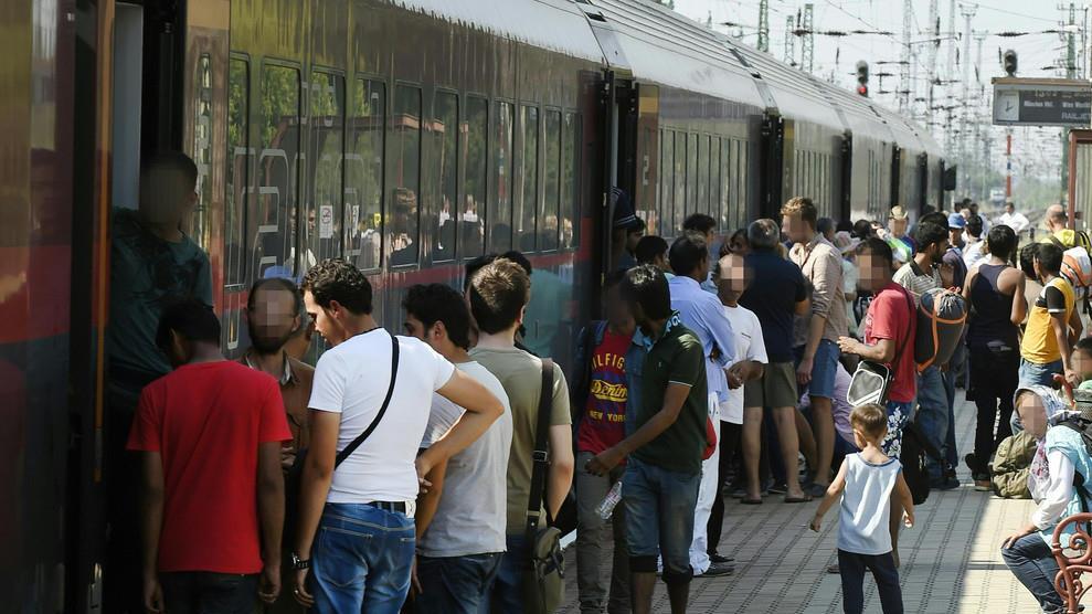 300 Flüchtlinge im Zug an Grenze zu Österreich gestrandet
